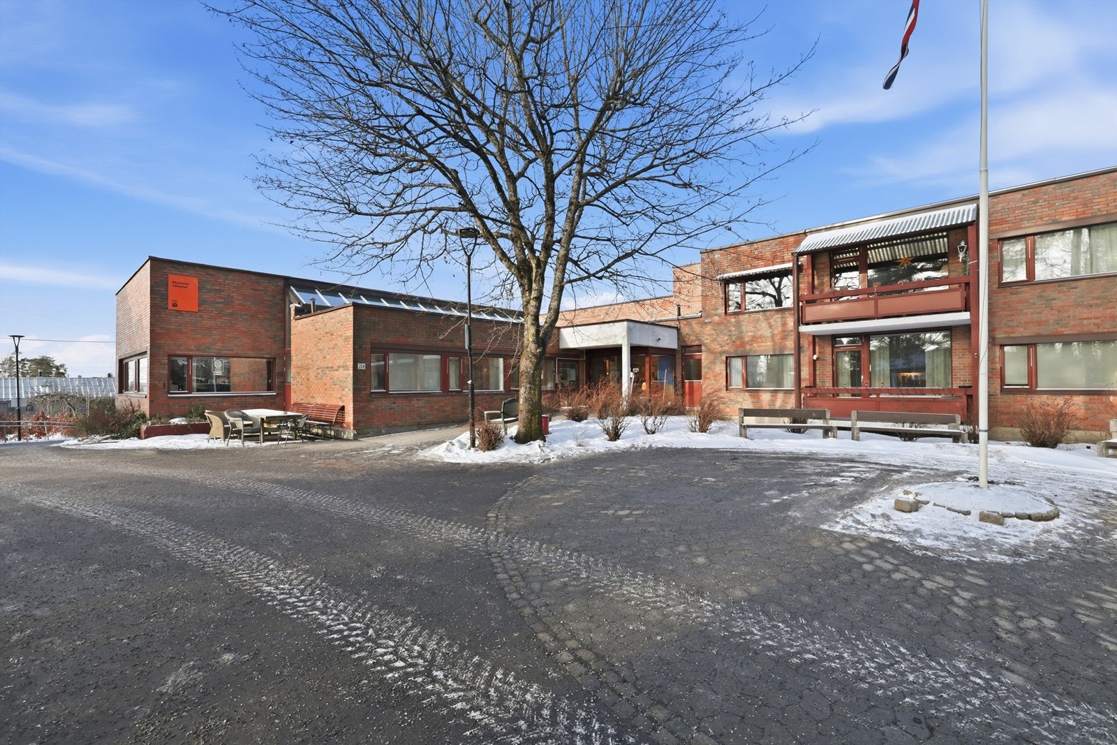 Fasade: Inngangsparti - Leiligheten er en del av Skovheim eldreboliger Galleribilde