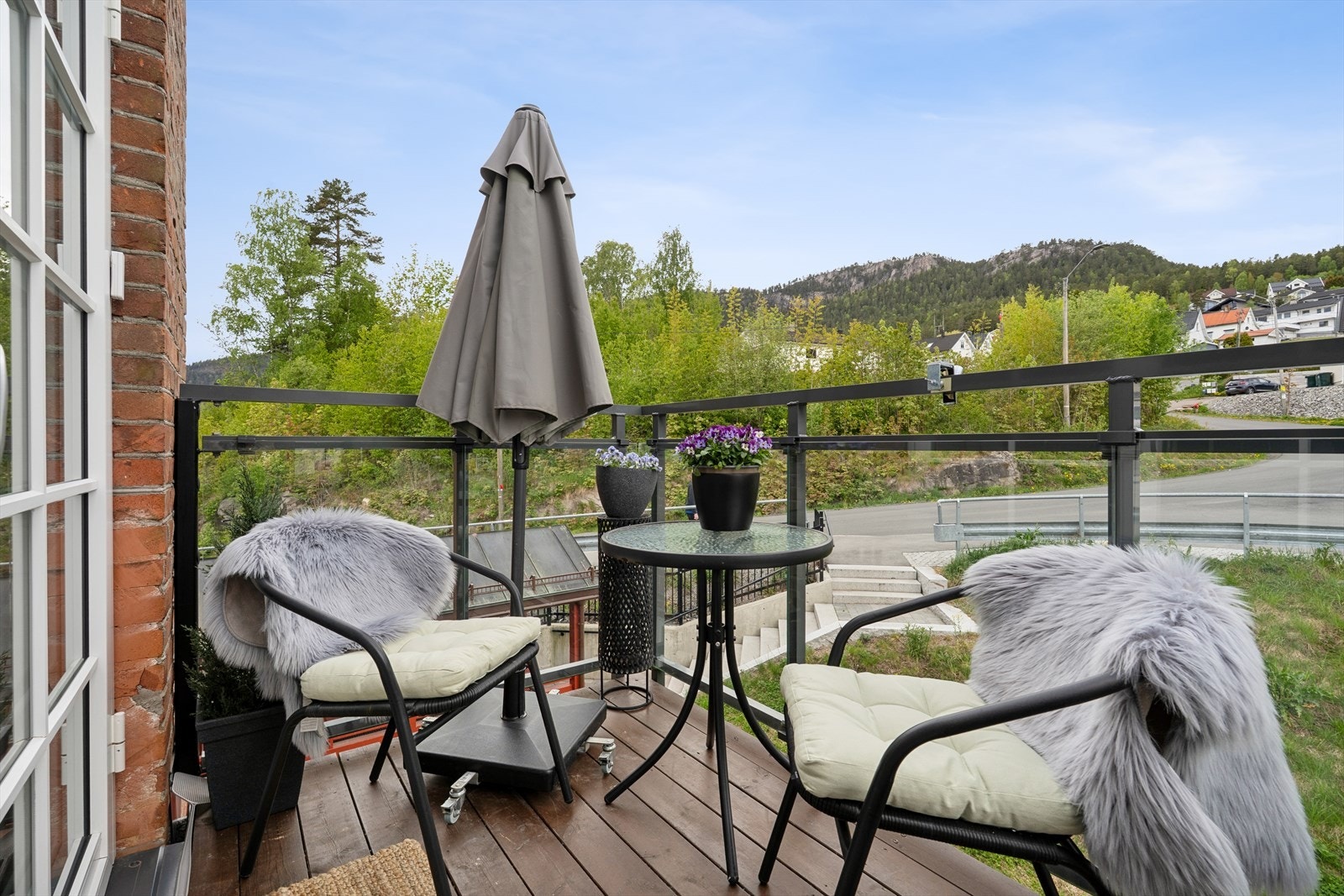 Balkongen er en stålkonstruksjon med terrassebord, og har et rekkverk av glass og aluminium. Galleribilde