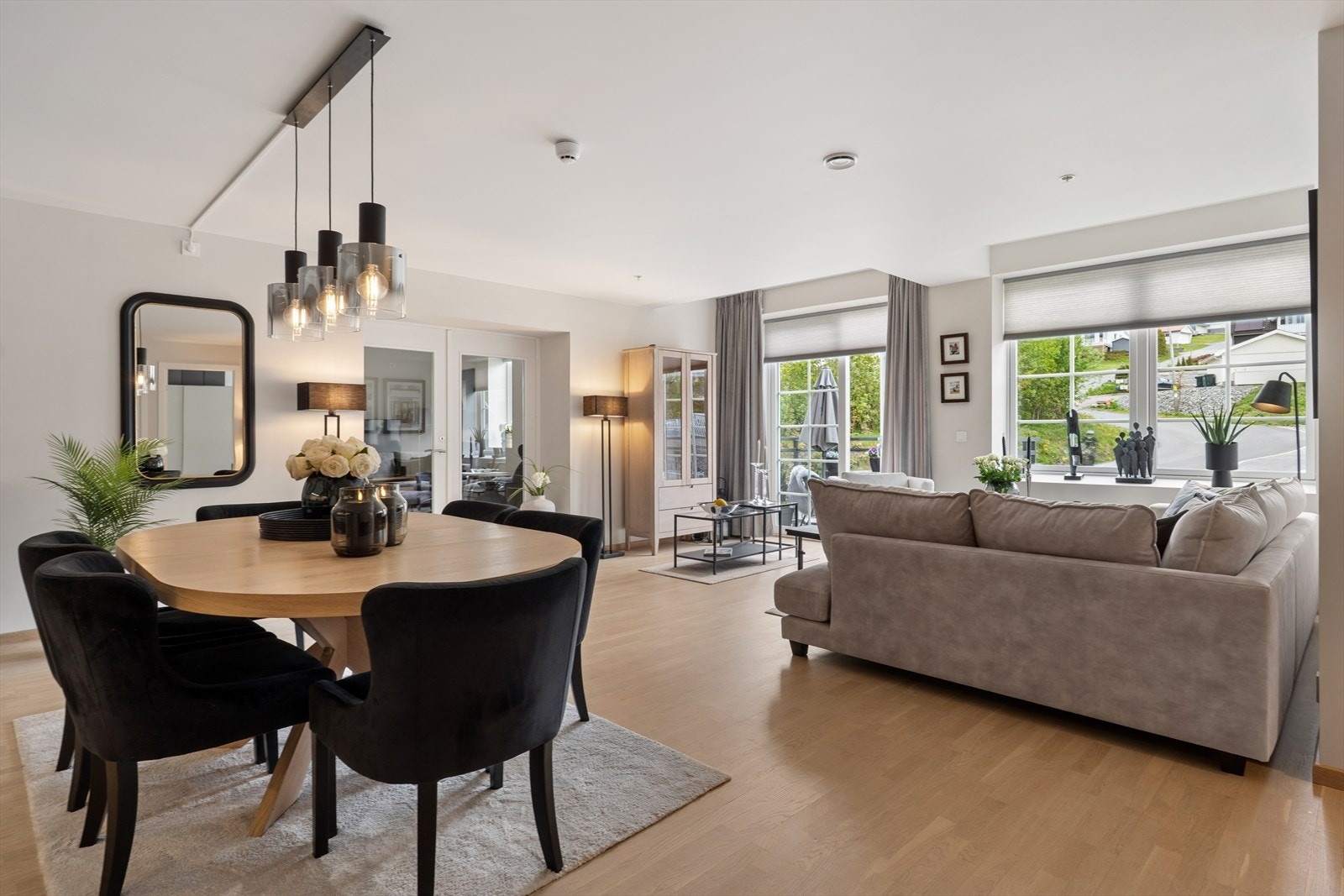 Spisestuen har god plass til et stort spisebord for hyggelige sammenkomster. Galleribilde
