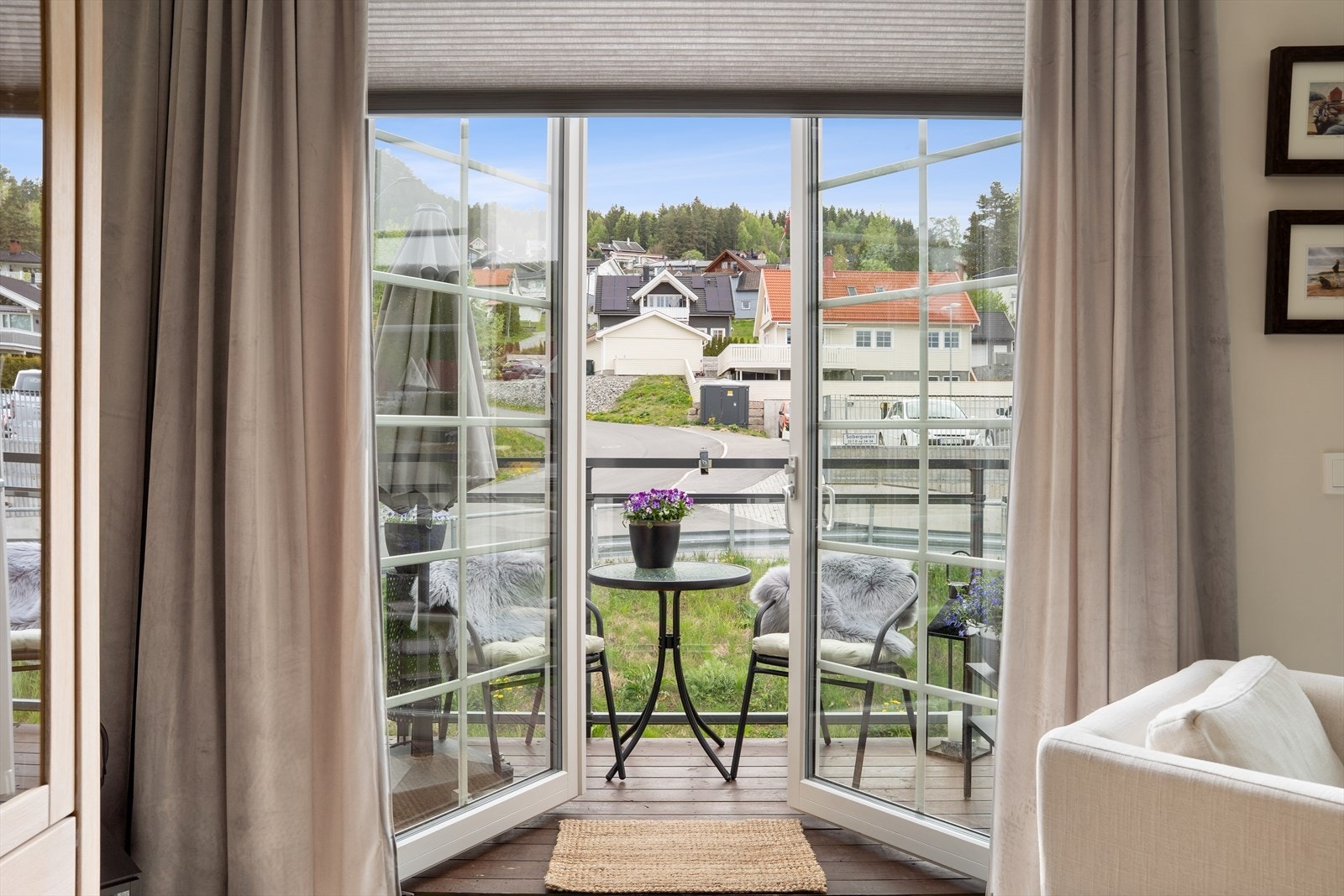 Fra stuen er det direkte utgang til balkongen. Balkongdøren er utført i tre med isolerglass, og åpner opp mot uteplassen. Galleribilde