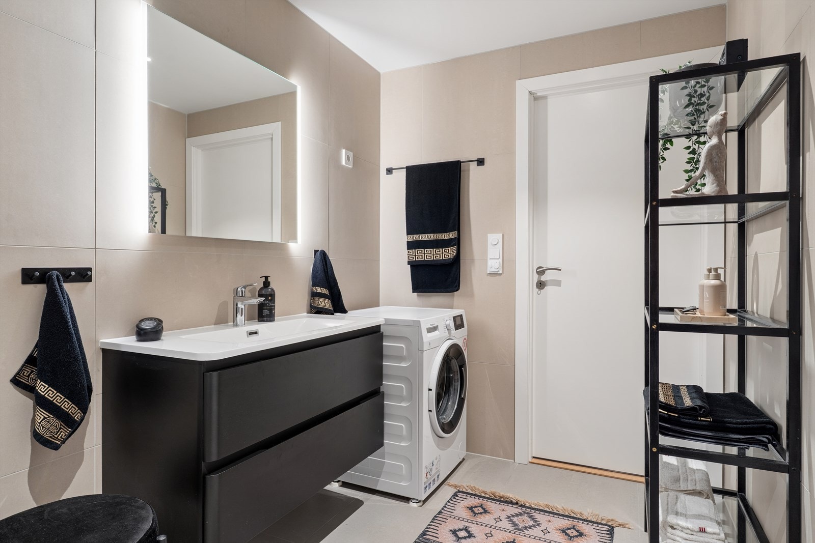 Badet har opplegg for vaskemaskin og et dusjhjørne med nedsenket gulv. Dokumentasjon på arbeidet foreligger. Galleribilde