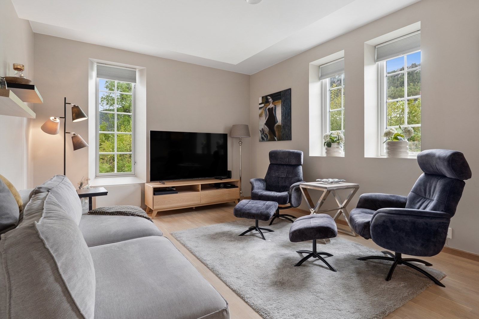 Den separate stuen er et ideelt rom for avslapning, med plass til en komfortabel sittegruppe. Galleribilde