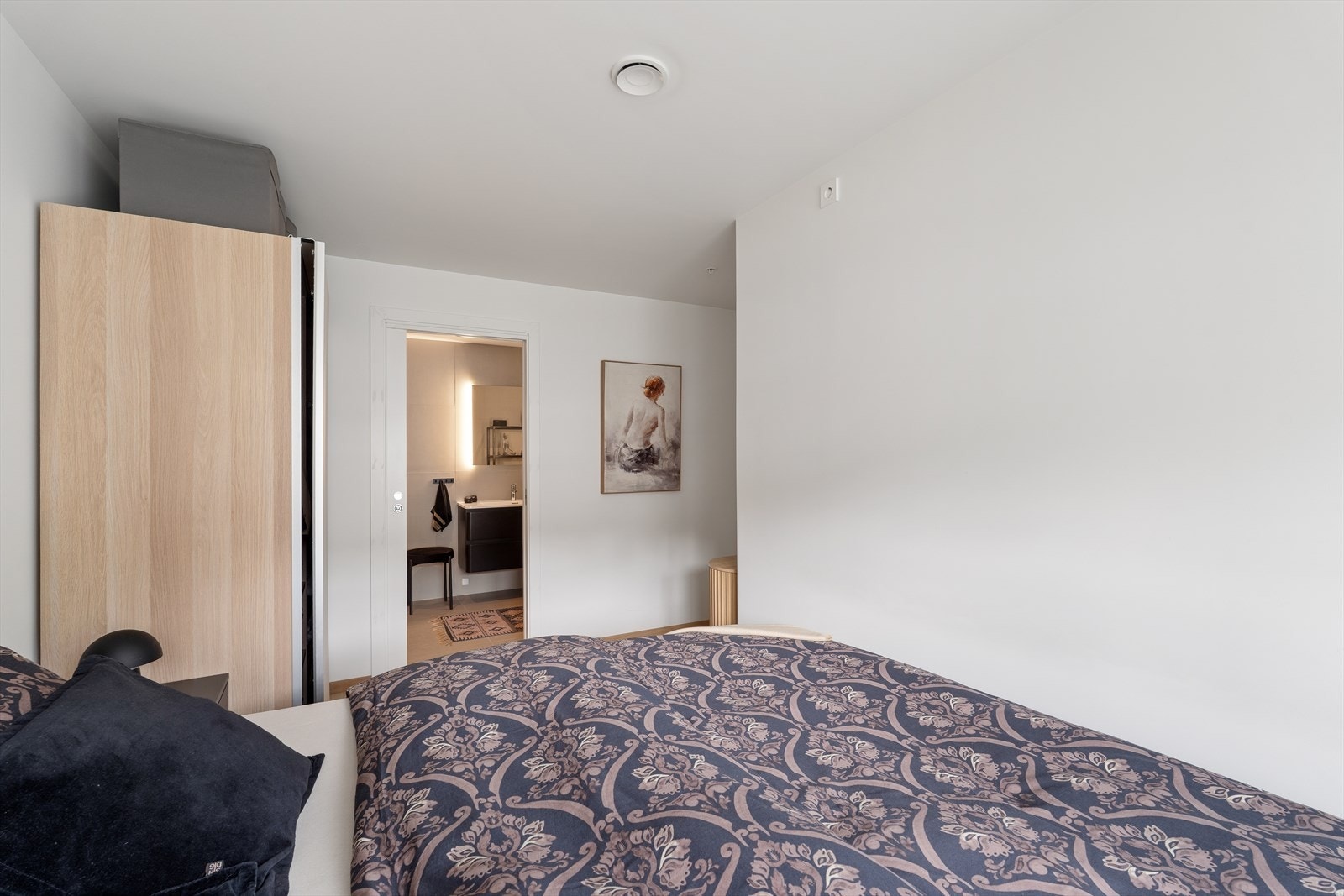 Det ene soverommet har direkte tilknytning til badet. Galleribilde