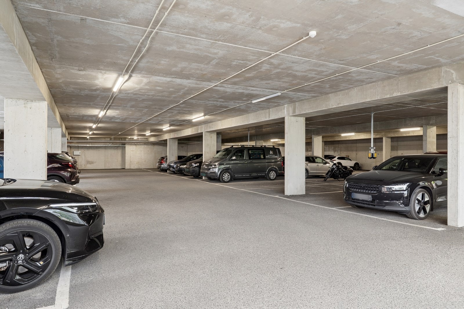 Det medfølger to parkeringsplasser og en sportsbod på 5 m². Galleribilde