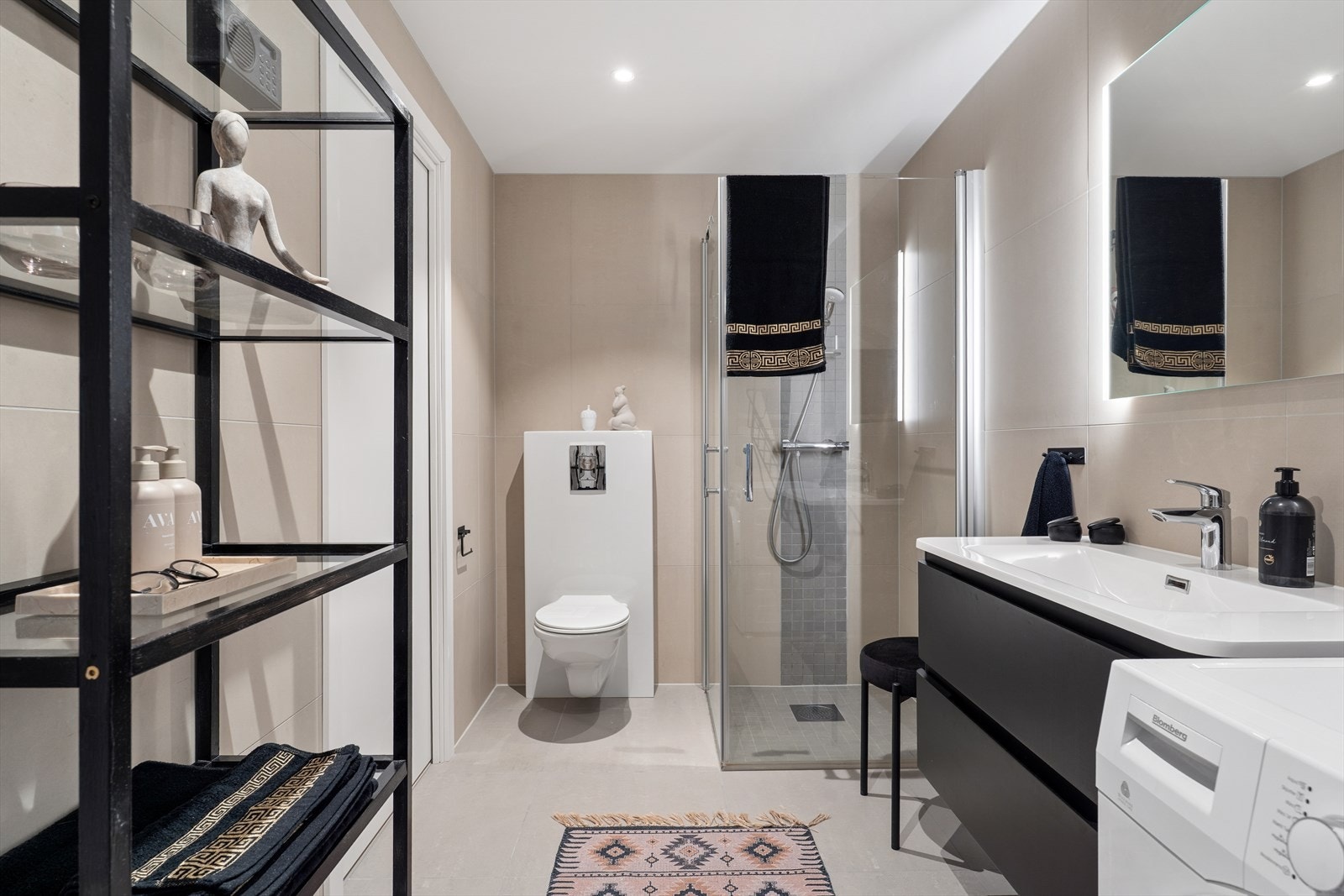 Badet er fra 2023 og har keramiske fliser, gulvvarme og vegghengt toalett. Galleribilde
