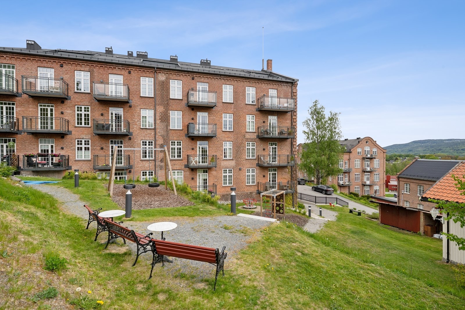 Leiligheten ligger i et historisk bygg fra 1854, som ble ombygget til moderne boliger i perioden 2020-2023. Galleribilde