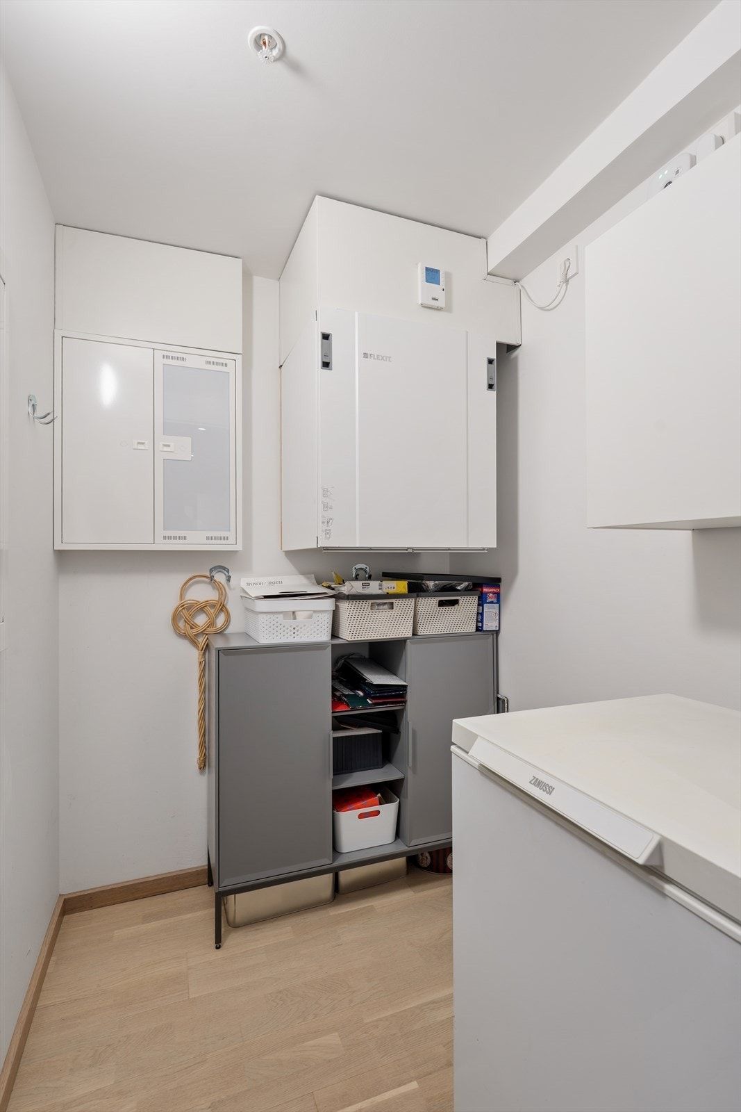 Teknisk rom med enhet for balansert ventilasjon og rørfordelerskap for rør-i-rør-systemet. Galleribilde