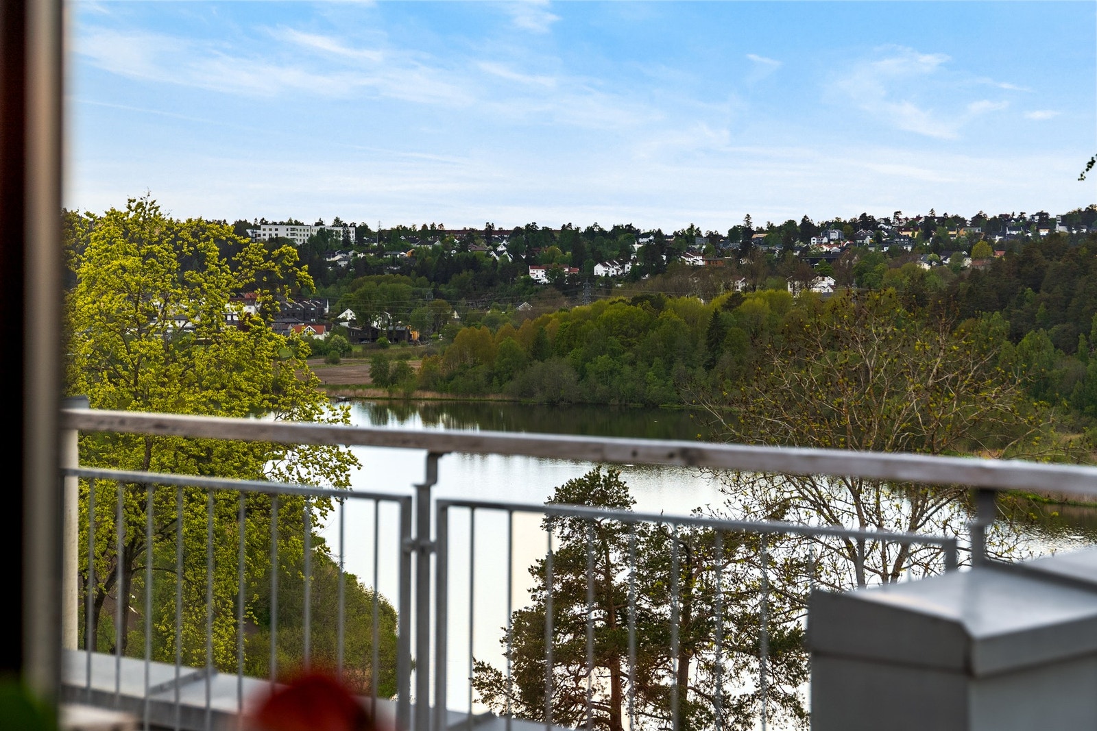 Oppsal terrasse 2 er en velholdt og romslig 2-roms på 79m² med flott beliggenhet i 5. etasje. Boligen har en solrik, lun terrasse med flott utsikt og det medfølger garasjeplass. Galleribilde