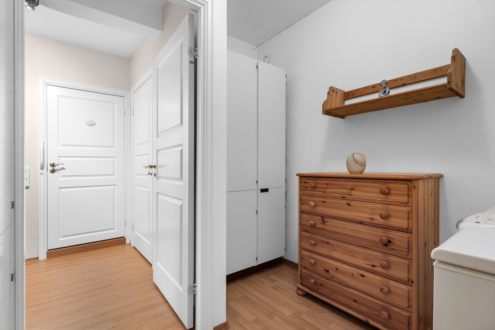 Leiligheten har oppbevaring- og lagringsplass i to innvendige boder, samt i en ekstern bod på ca. 1 kvm. Galleribilde