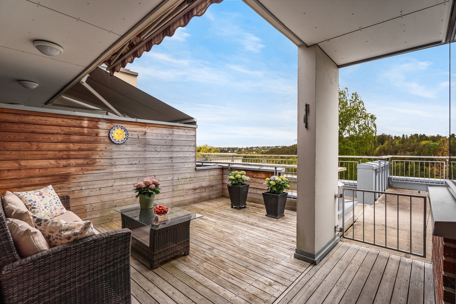 Velkommen til Oppsal terrasse 2 - Presentert av Privatmeglere Håvard Haugstulen og Adrian Varly Rustan. Galleribilde