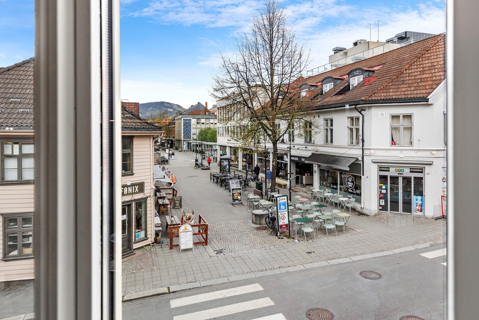 Fra kjøkkenvinduet har du utsyn rett ut i Lillehammers hyggelige gågate. Galleribilde