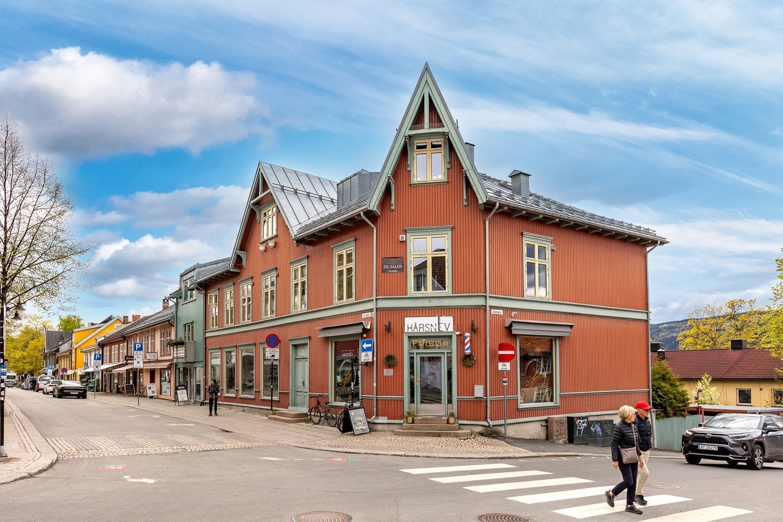 Sjarmerende bygård med sentral beliggenhet midt i bybildet og kort vei til butikker, kaféer og servicetilbud. Galleribilde