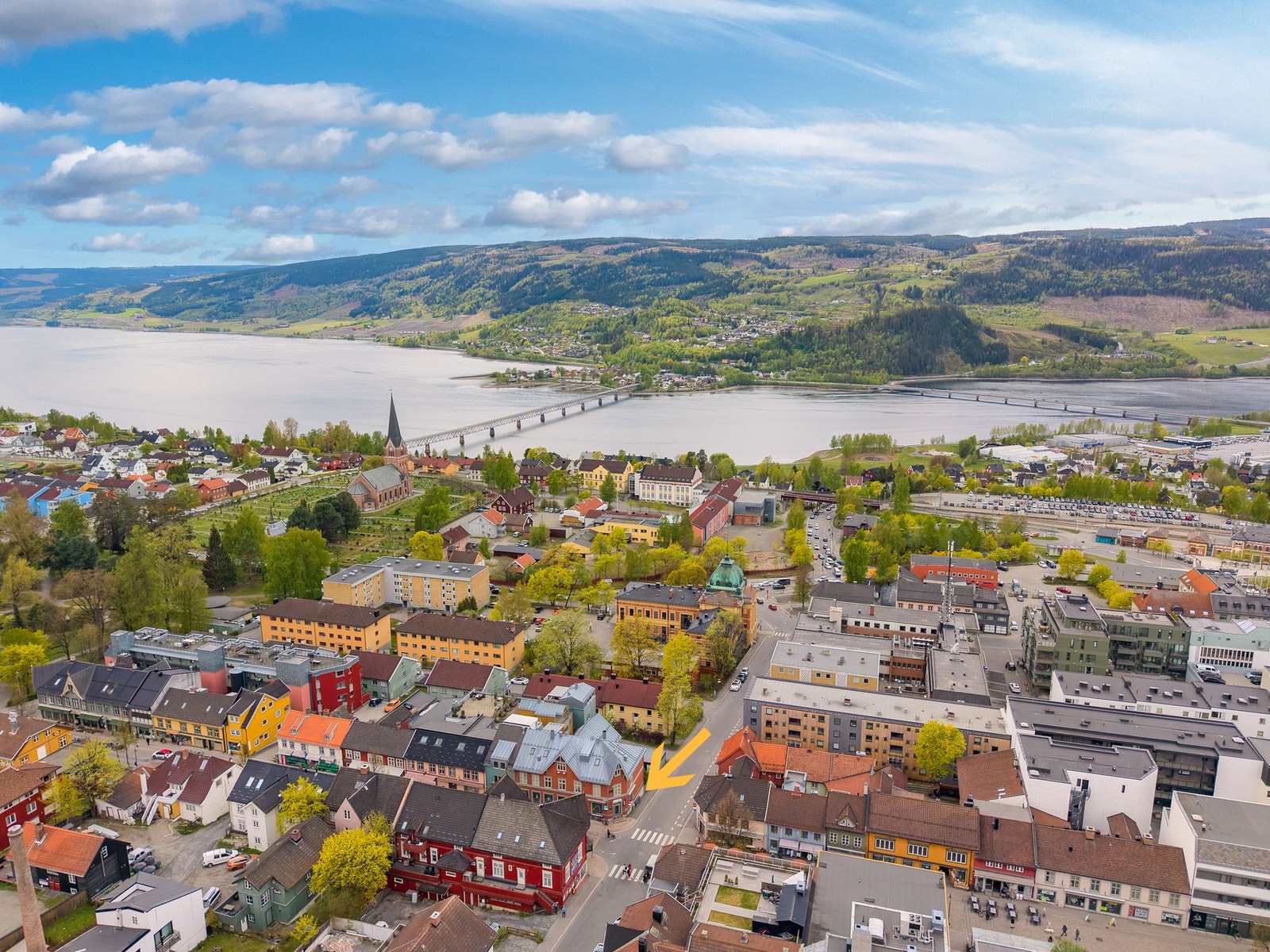 Deler av Lillehammer sentrum. Leiligheten ligger i krysset Storgata/gågate og Bankgata. Galleribilde