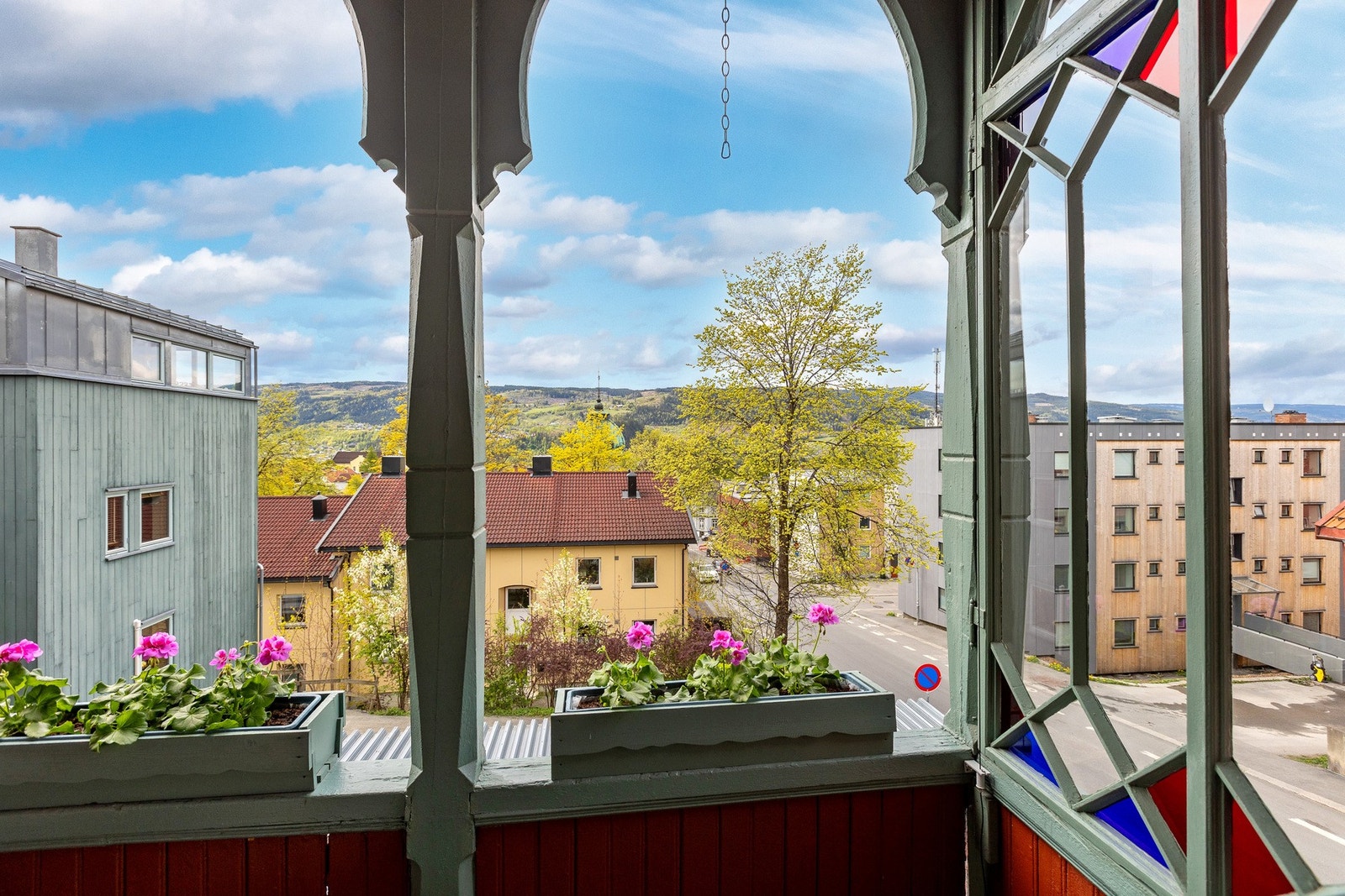 Balkongen byr på flott utsikt og en lun atmosfære med dekorative detaljer og gode solforhold. Galleribilde