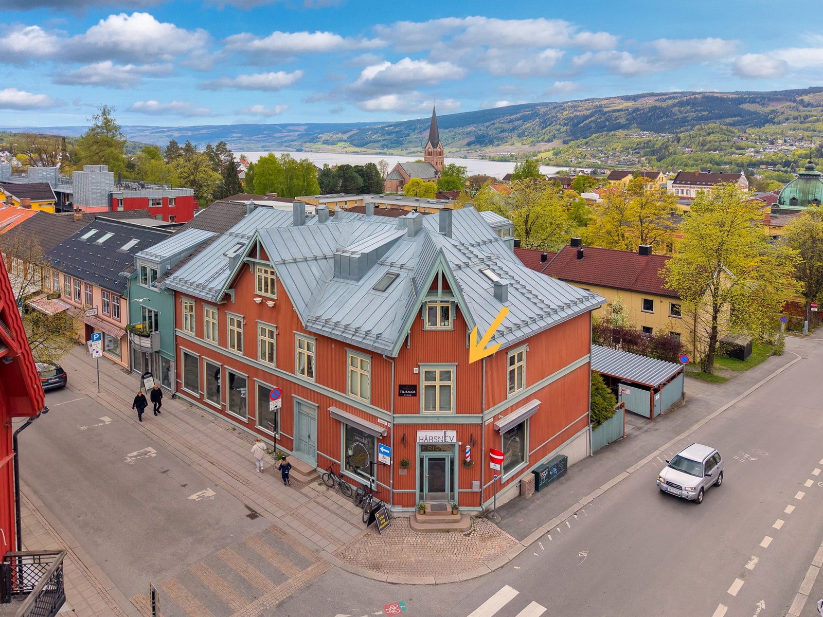 Eiendommen ligger attraktivt til med flott utsikt mot byen, Mjøsa og omkringliggende landskap. Velholdt og fin bygård bestående av leiligheter og næringslokaler. Galleribilde