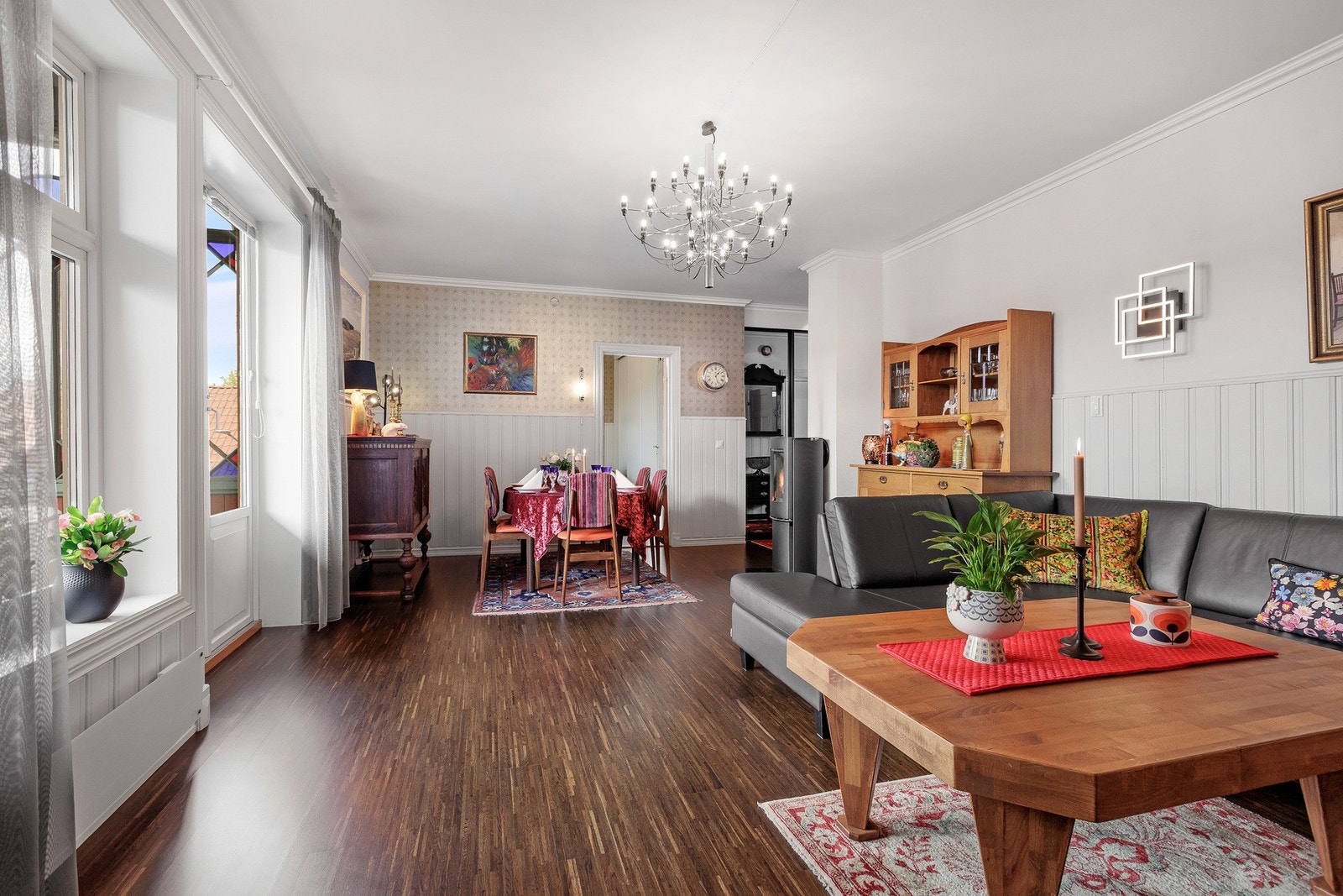 Åpen og sosial planløsning med god plass til både spisegruppe og sitteområde. Galleribilde