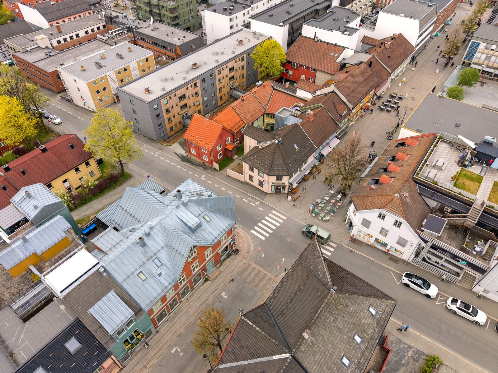 Sentral beliggenhet i hyggelige omgivelser med kort vei til byliv, servicetilbud og kollektivtransport. Galleribilde
