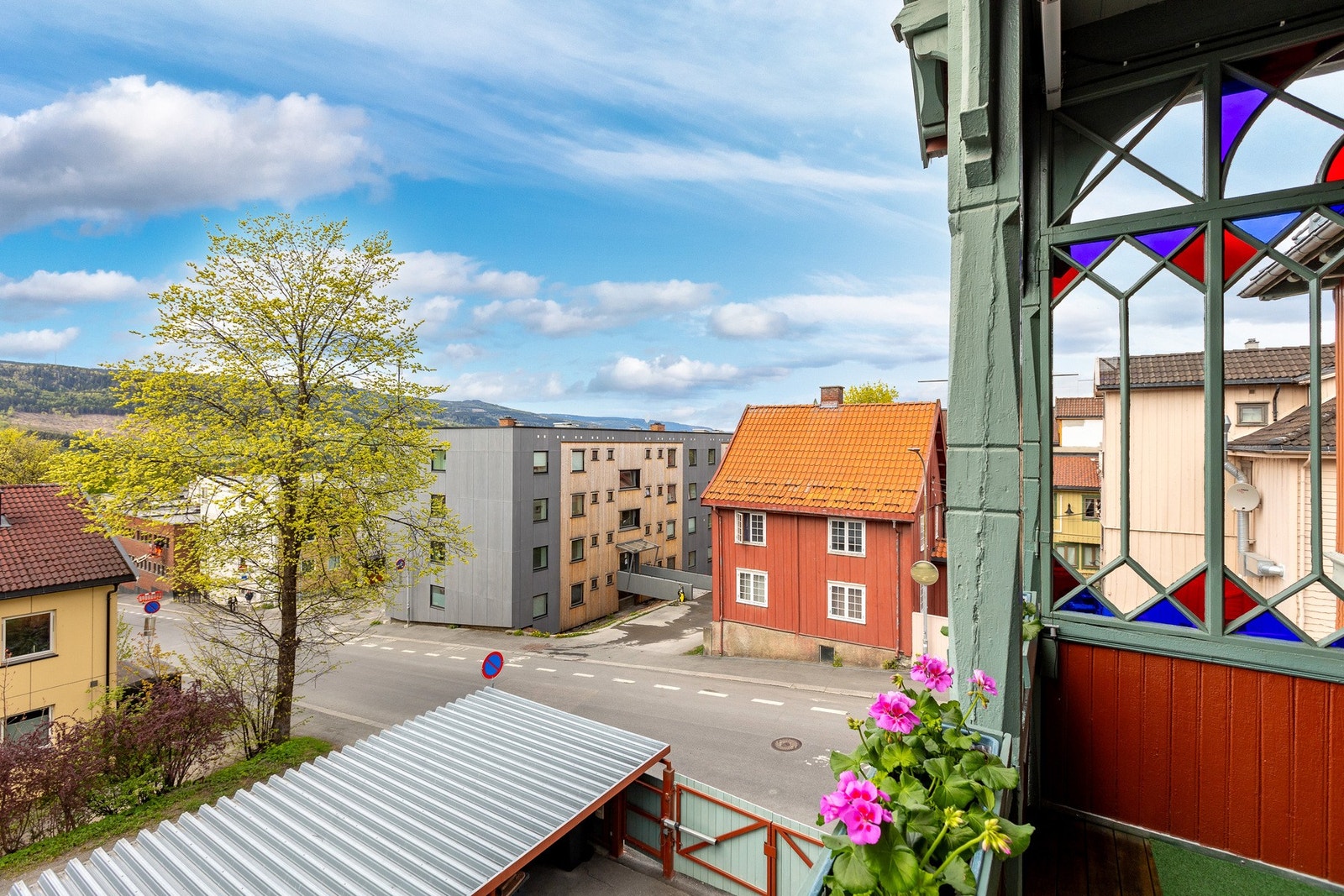 Nydelig utsyn mot nærområdet og omkringliggende bebyggelse fra boligens balkong. Galleribilde
