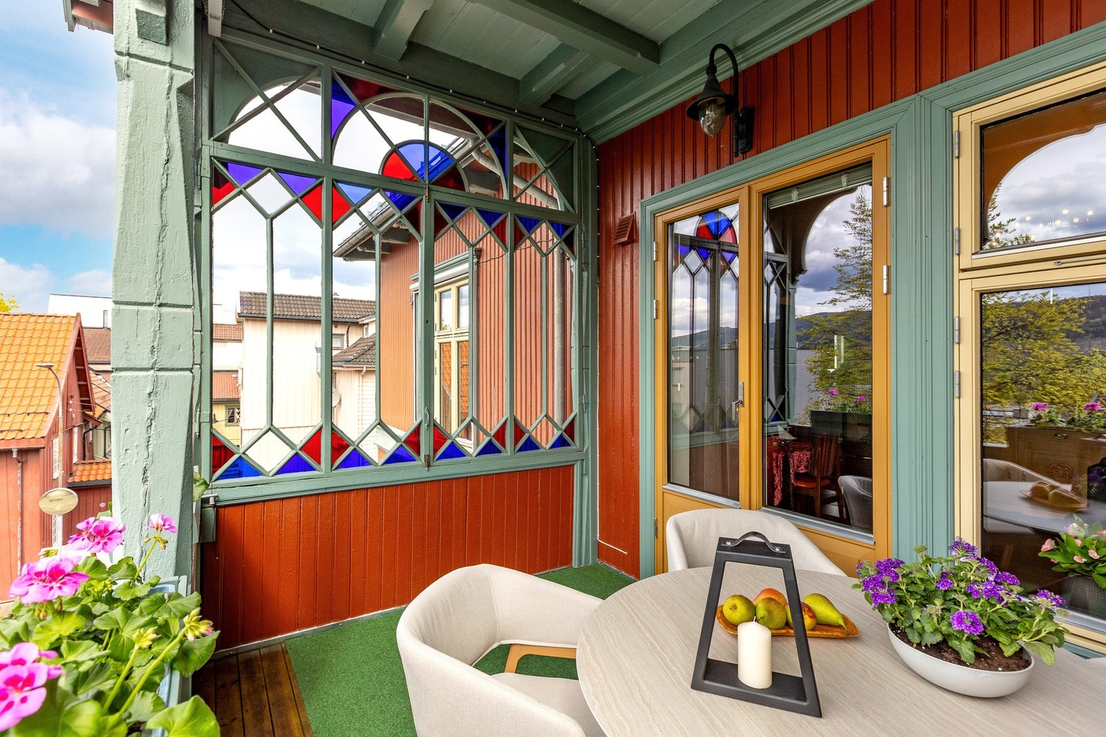 Hyggelig og dels innglasset veranda med god solgang og utsyn til omkringliggende områder. Galleribilde