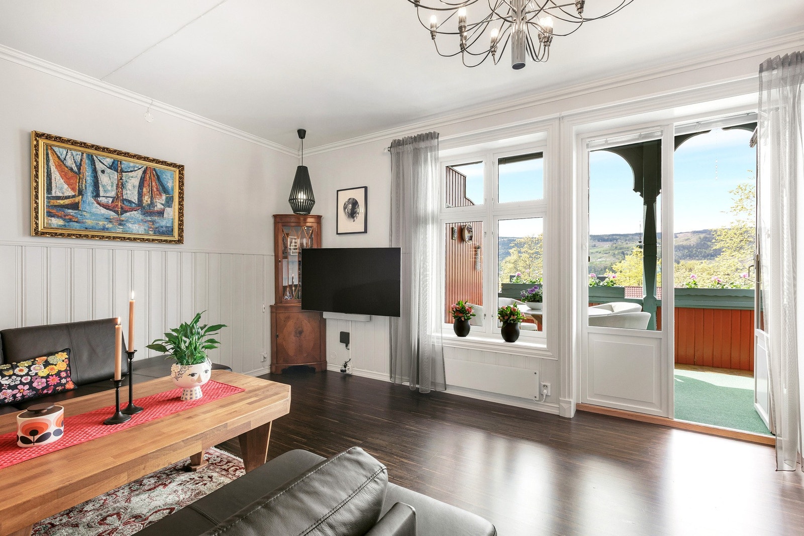 Fra stuen er det utgang til balkong med fine lys- og utsiktsforhold. Galleribilde