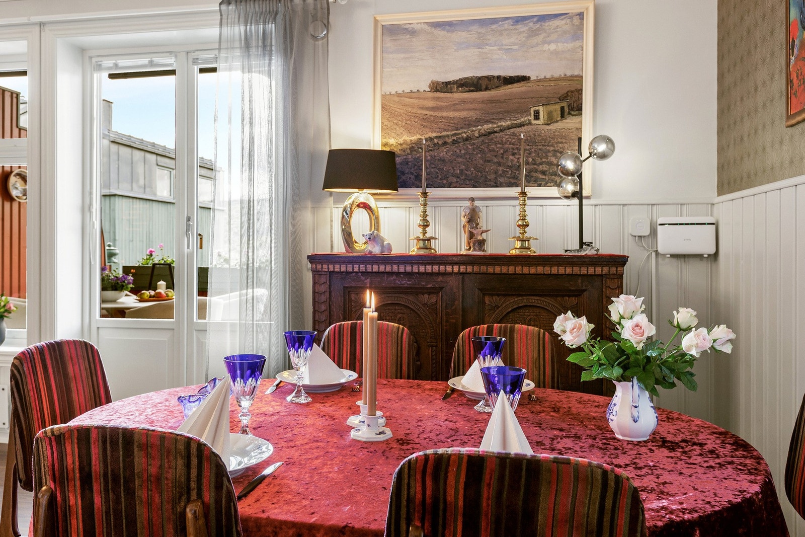Spiseområdet ligger fint plassert ved vinduene og gir en lys og trivelig ramme rundt måltidene. Galleribilde
