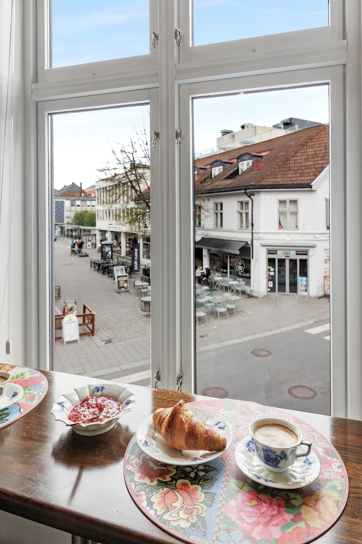 Store vindusflater gir kjøkkenet en lys og luftig atmosfære med utsyn mot bymiljøet i Lillehammers gågate. Galleribilde