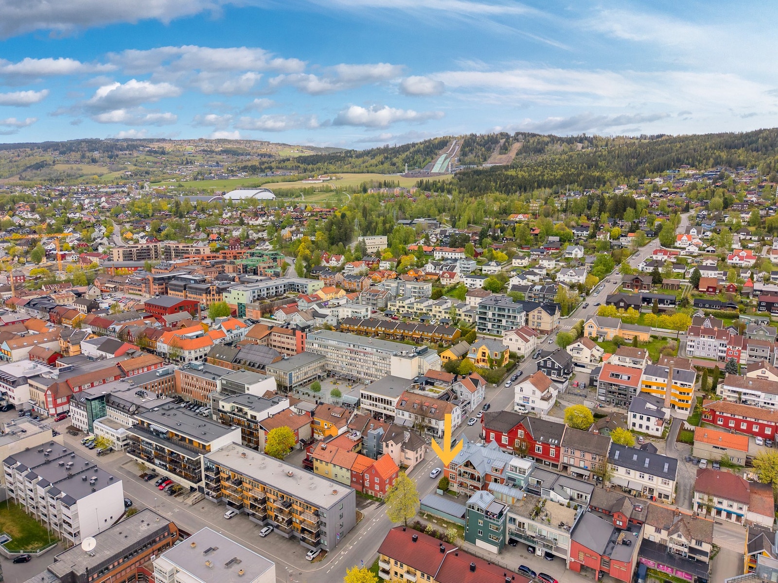Oversiktsbilde av nærområdet som viser boligens attraktive plassering nær sentrum og fasiliteter. Galleribilde