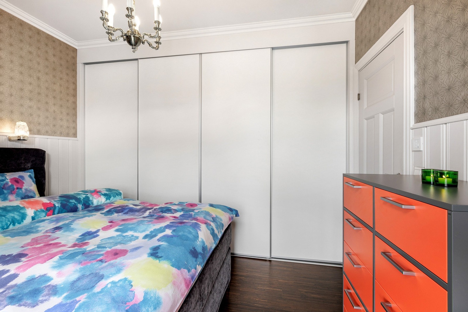 Hovedsoverommet har praktiske garderobeløsninger med skyvedørsgarderobe og gode oppbevaringsmuligheter. Galleribilde