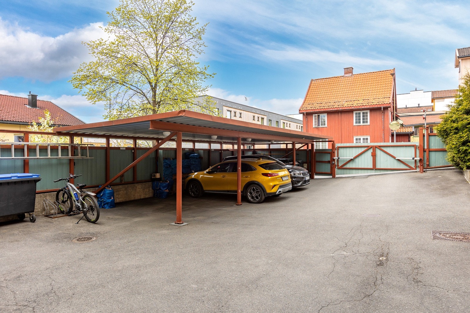 Biloppstillingsplasser under carport i skjermet bakgård med enkel adkomst. Galleribilde