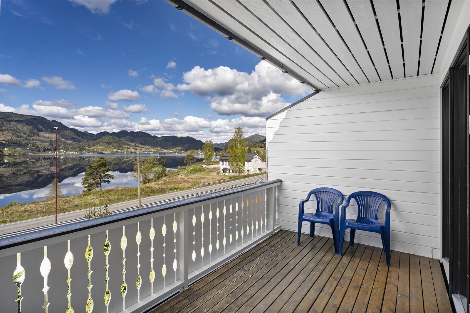 Overbygd terrasse med utgang fra stua i 2 etasje Galleribilde