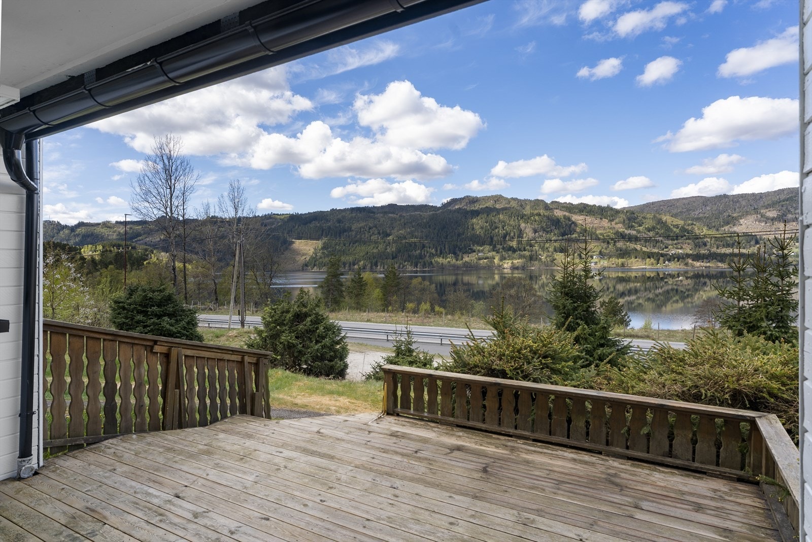 Romslig terrasse på fremsiden med nydelig utsikt over Lygne! Galleribilde