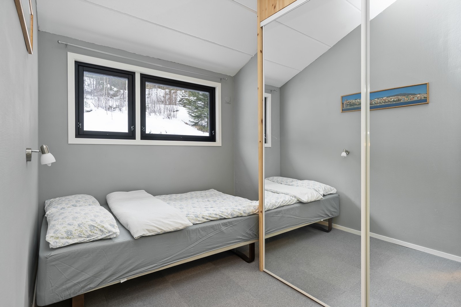 Soverom i hovedetasjen - Skyvedørsgarderobe. Galleribilde