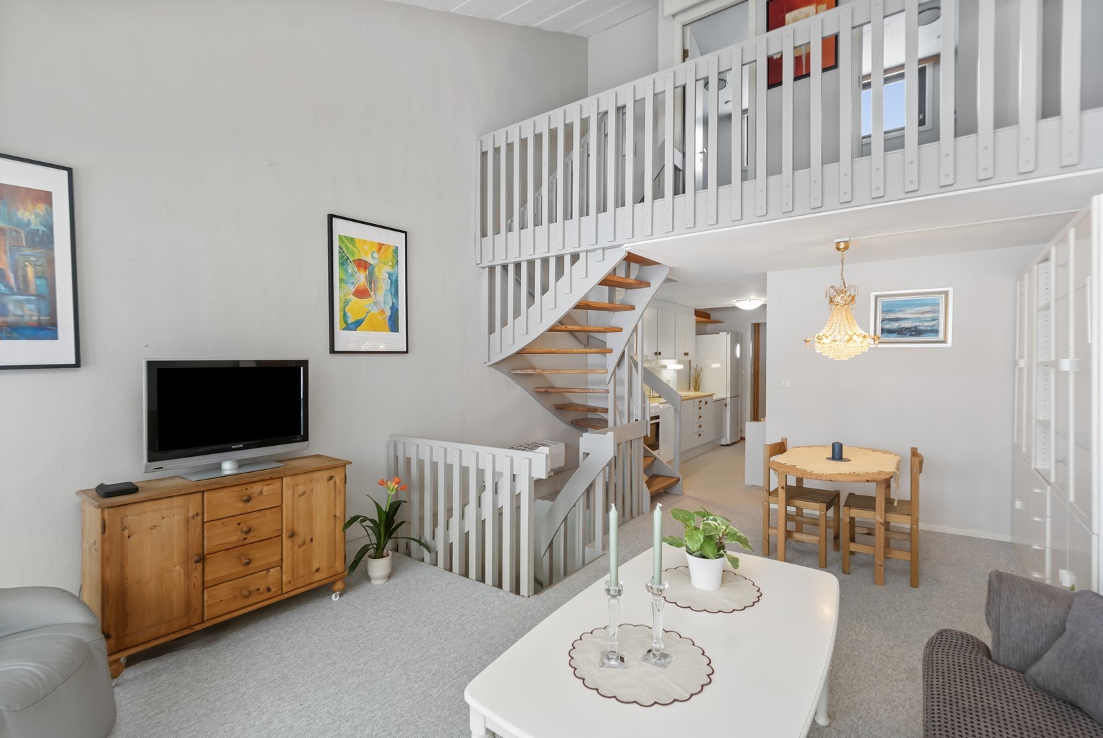 Høy himling i stua gir en god romfølelse. Galleribilde