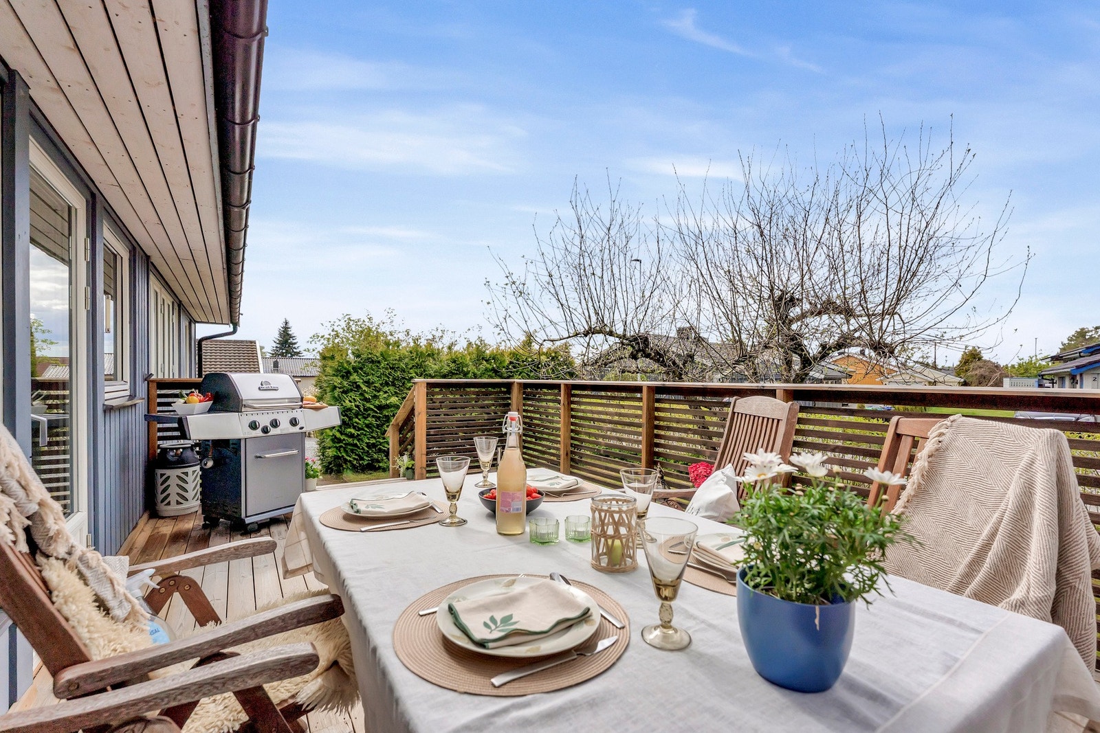 Koselig terrasse med levegg som har utgang fra stuen Galleribilde