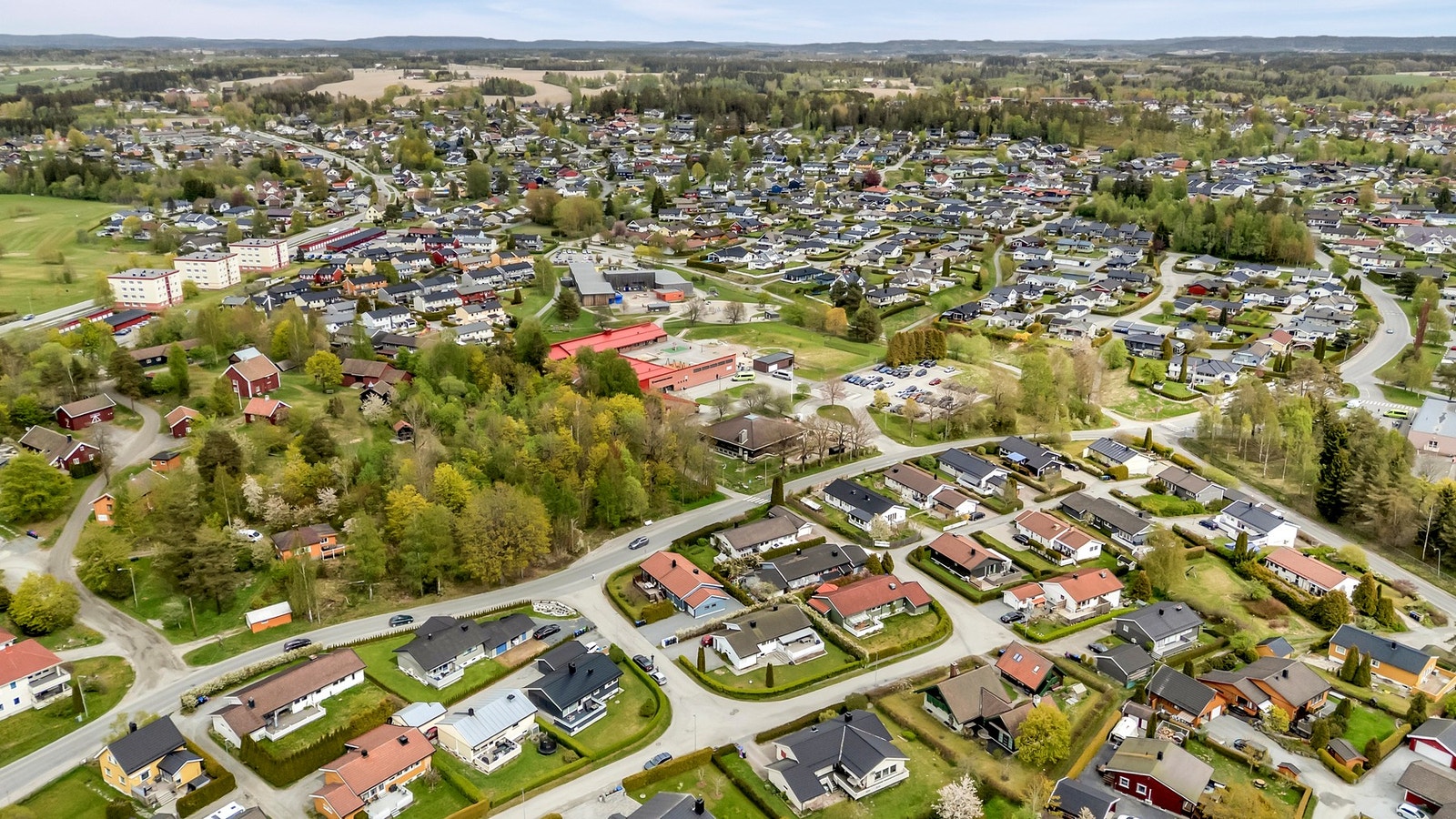 Eiendommen har en meget sentral beliggenhet og umiddelbar nærhet til både barnehage og barneskole samt Askim bygdemuseum og Askim golfpark Galleribilde