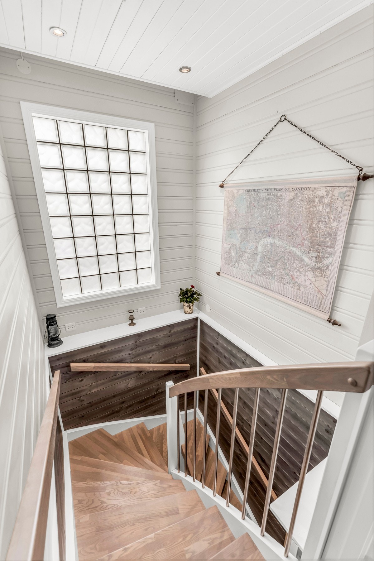 Trappenedgang med glassbyggerstein som slipper inn godt med lys Galleribilde
