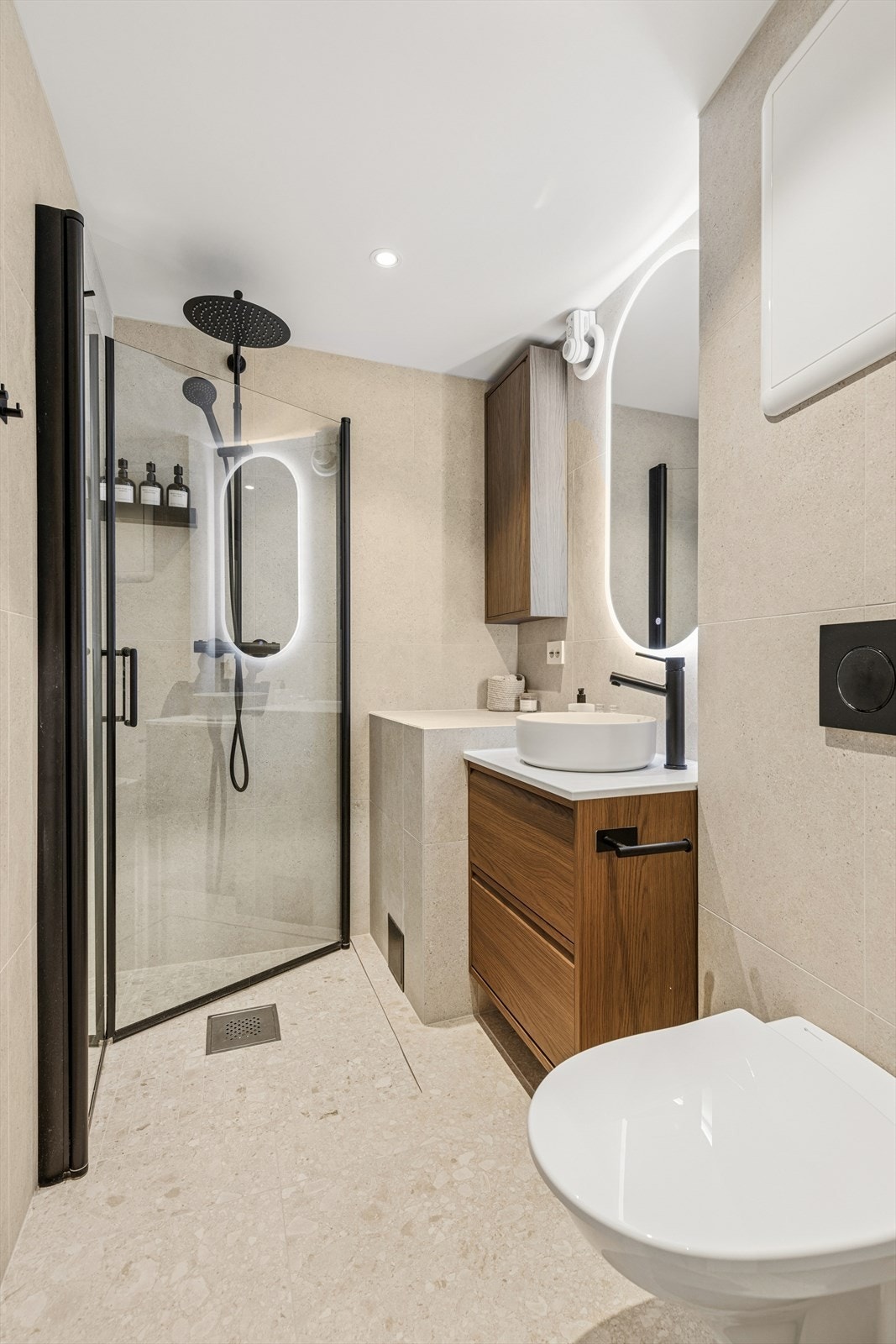 Badet er nylig renovert med fliser, gulvvarme og en praktisk dusjnisje. Galleribilde