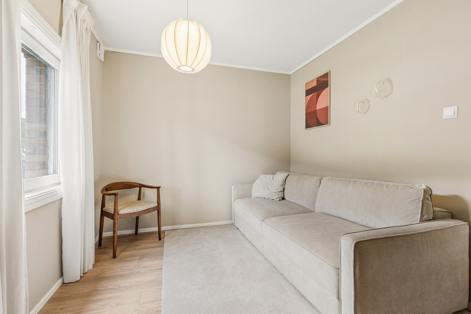 Også dette rommet har slette, malte vegger og nytt laminatgulv. Galleribilde