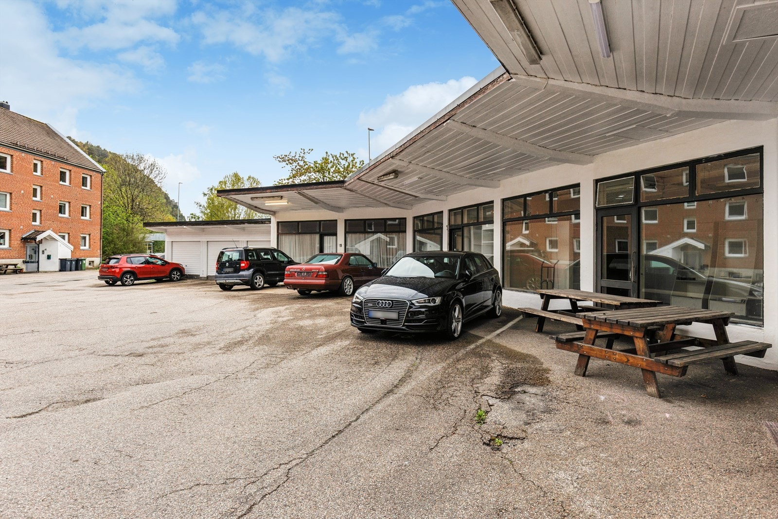 Det medfølger en privat parkeringsplass rett utenfor bygget. Borettslaget har også felles fasiliteter som sykkelbod. Galleribilde