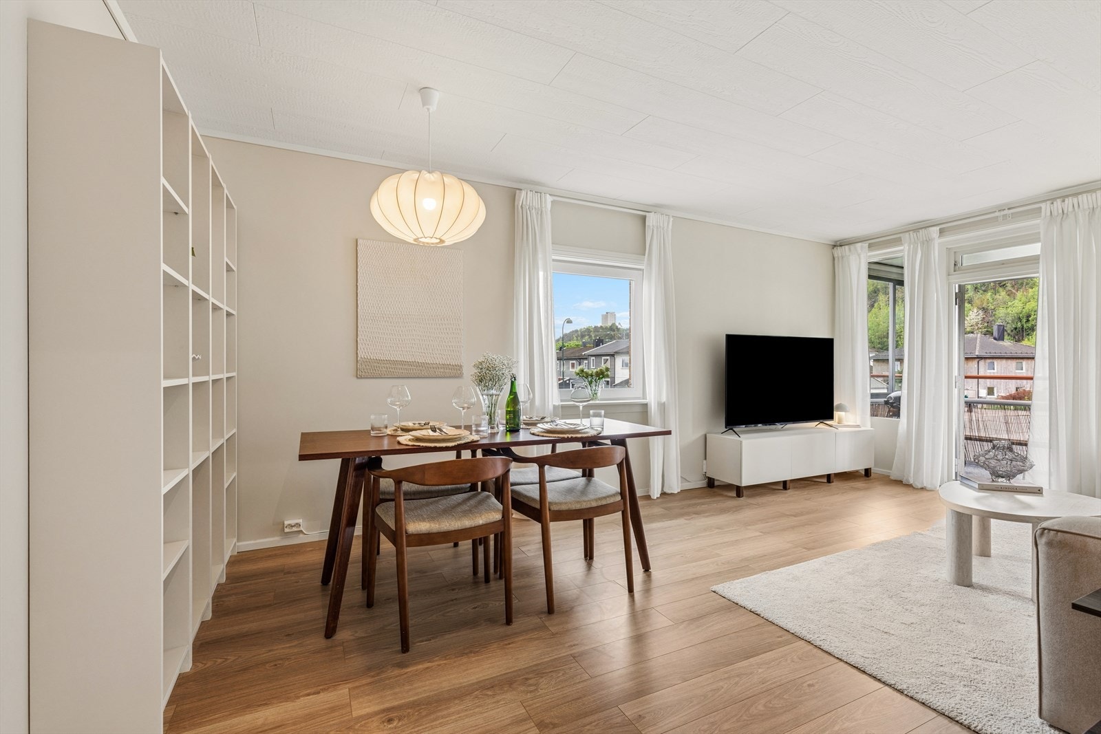Stuen er romslig og gir god plass til både spisebord og sofagruppe. Galleribilde