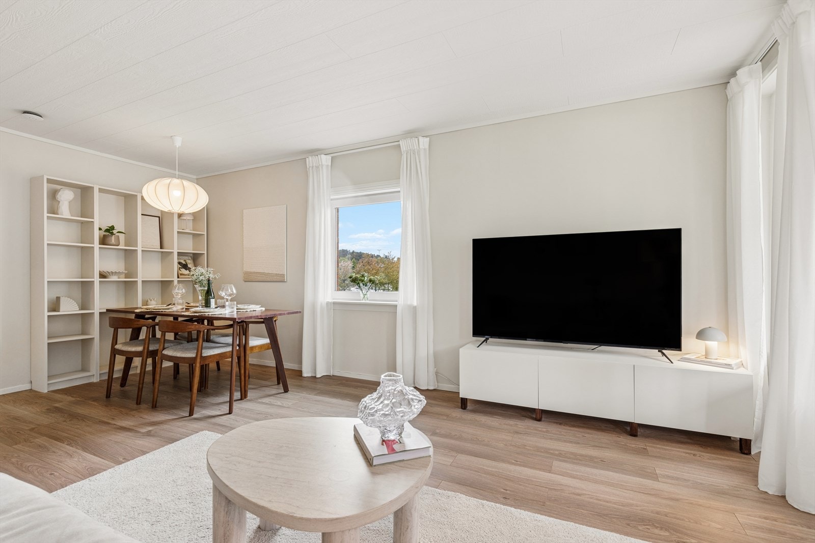 Overflatene er nylig fornyet med slette, malte vegger og nytt laminatgulv. Galleribilde