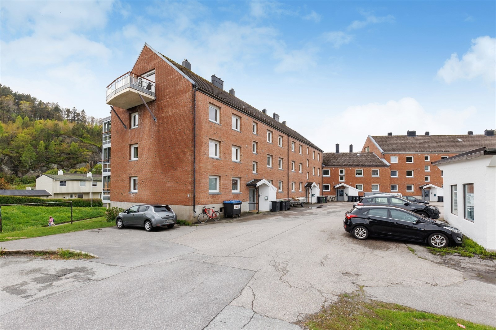 Leiligheten ligger i et veletablert borettslag med totalt 32 andeler. Galleribilde