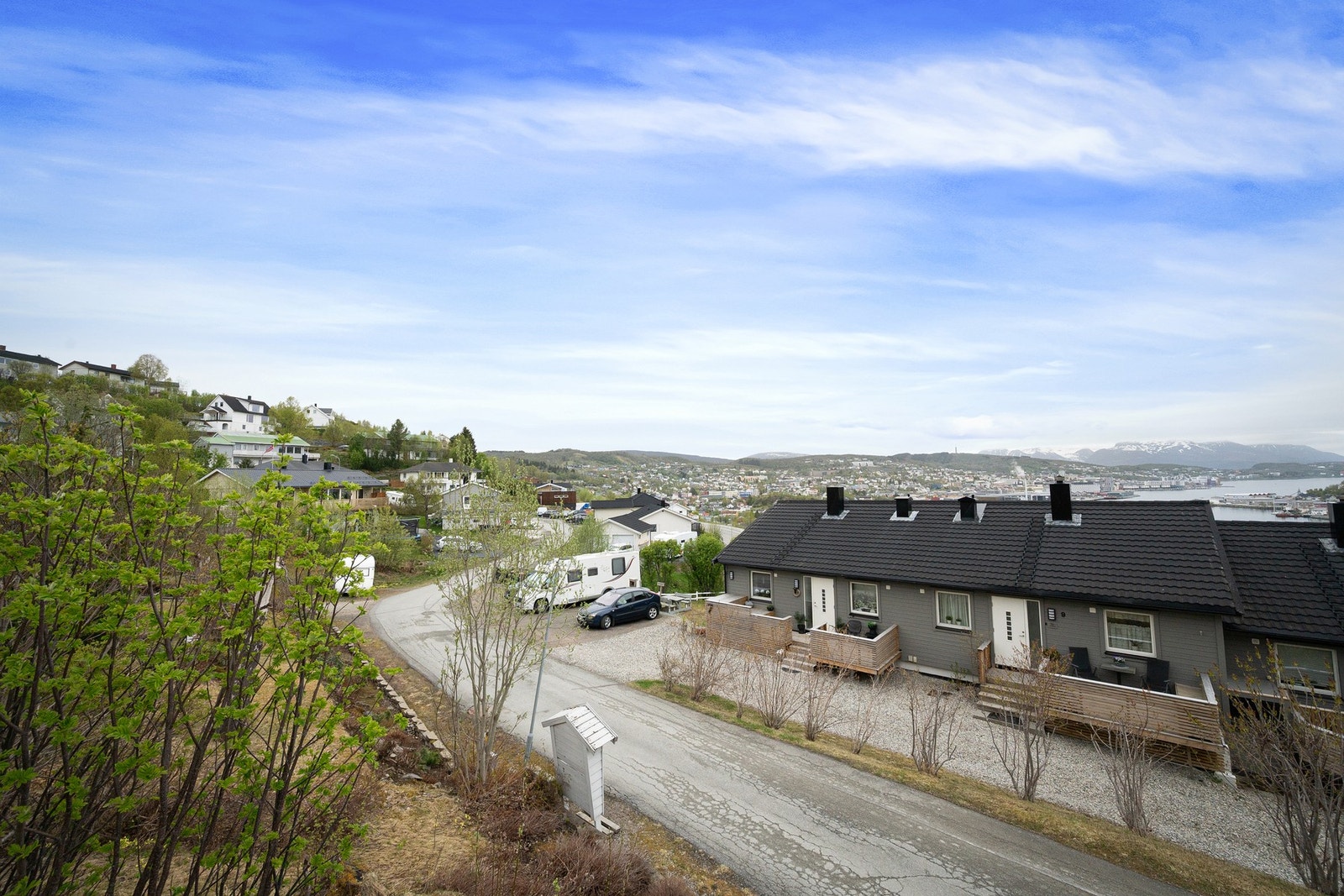 Eiendommen ligger i Grønnebakkan, høytliggende med god oversikt over byområdet med hav og fjellandsskap i bakgrunnen Galleribilde