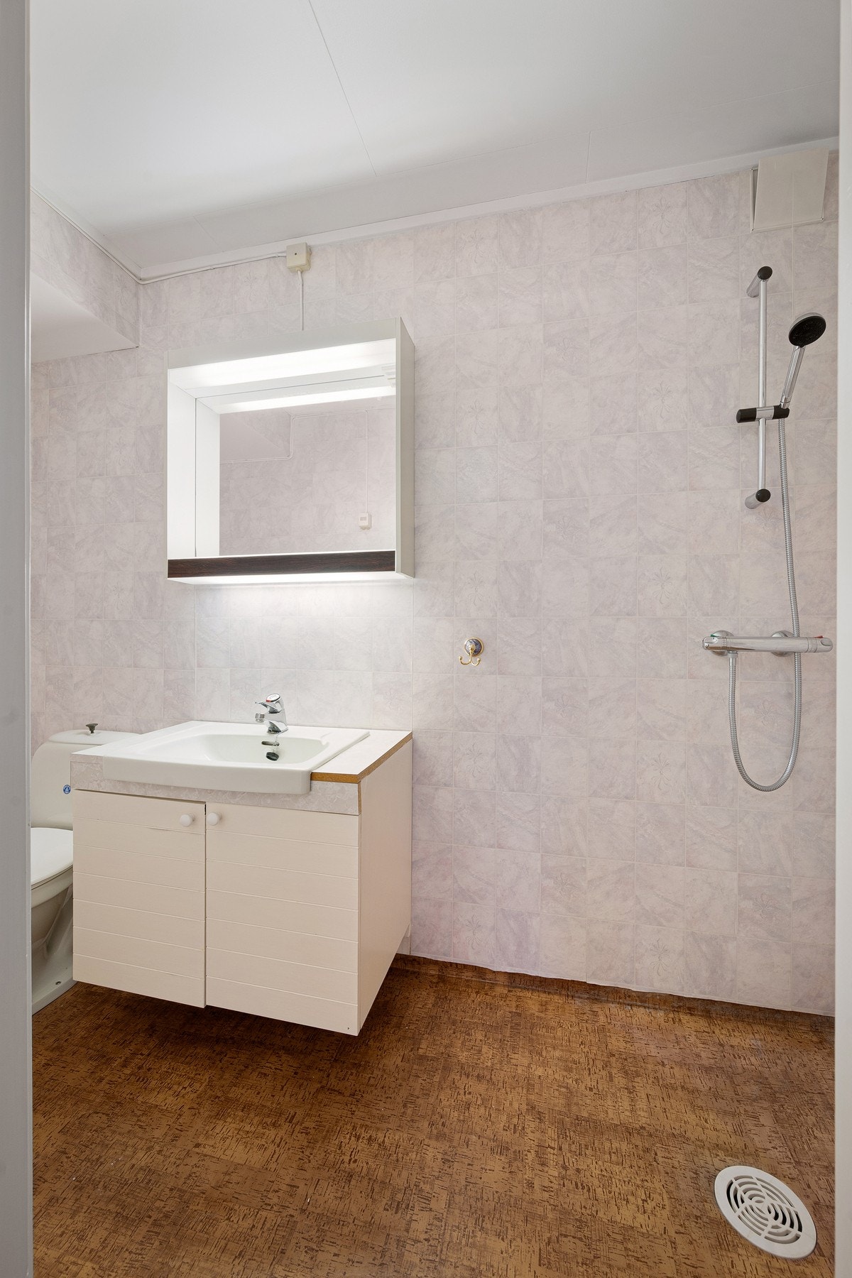 Badet inneholder servant, toalett og dusj Galleribilde