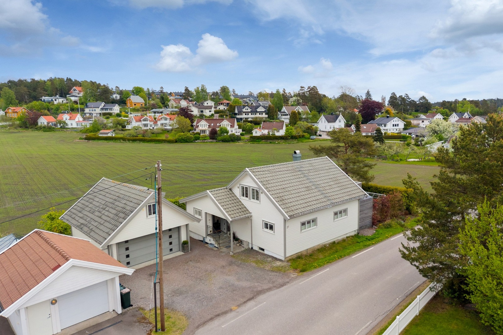 Tomten på 649 kvm er pent opparbeidet med gruset gårdsplass, plen og flere hyggelige uteområder rundt boligen. Her er det gode muligheter for både lek, hagekos og hyggelige sommerdager utendørs. Galleribilde