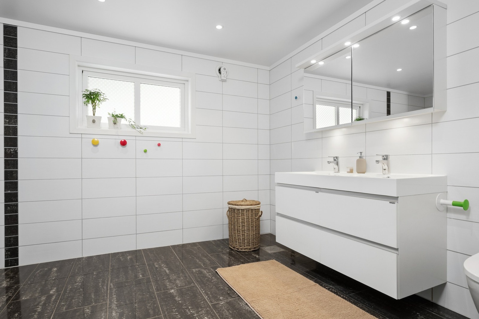 Badet har vegghengt toalett, elektrisk fuktstyrt ventilasjon og opplegg for eventuelt badekar. Galleribilde