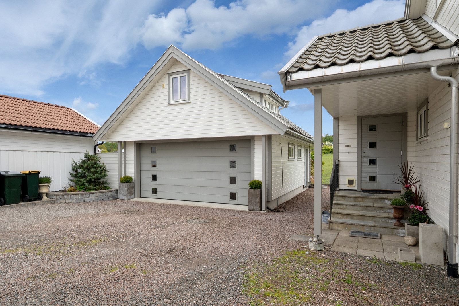 Eiendommen har flotte uteområder med terrasse og balkong fra 2018 som gir gode soner for avslapning og sosiale sammenkomster. På terrassesiden er det også etablert basseng som skaper en ekstra hyggelig sommeratmosfære. Galleribilde