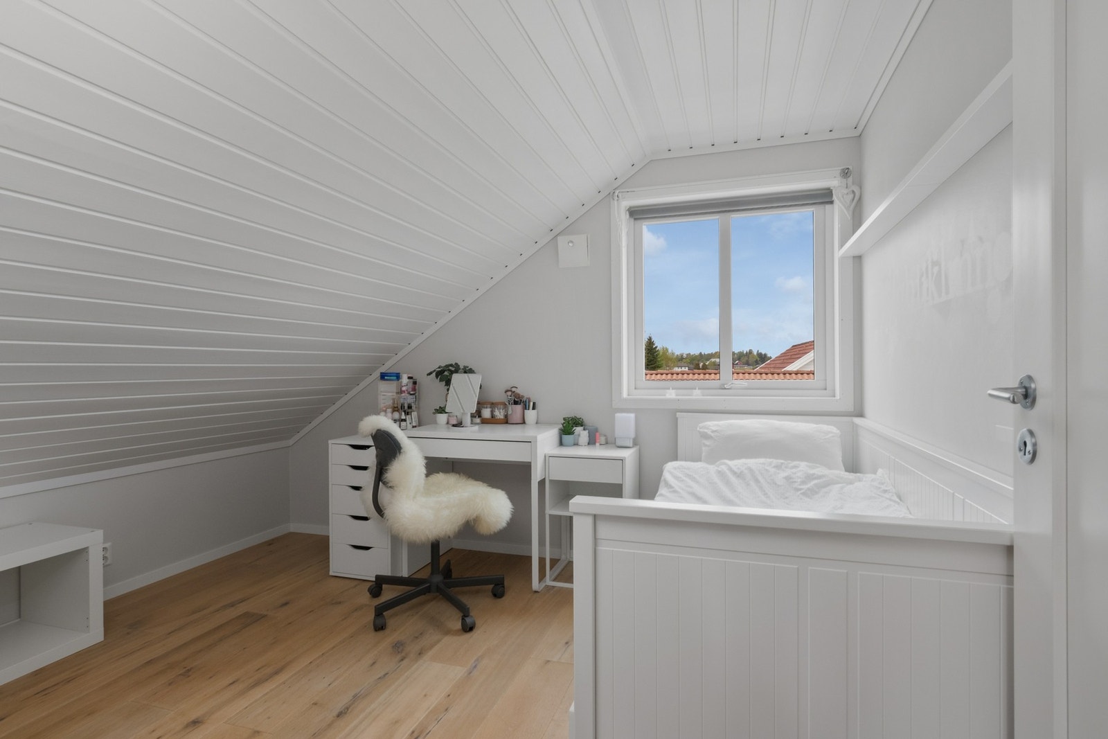 Det er ikke mottatt byggetegninger av andre etasje. Det er uvisst om 2. etasje er byggemeldt/søkt innredet. Galleribilde
