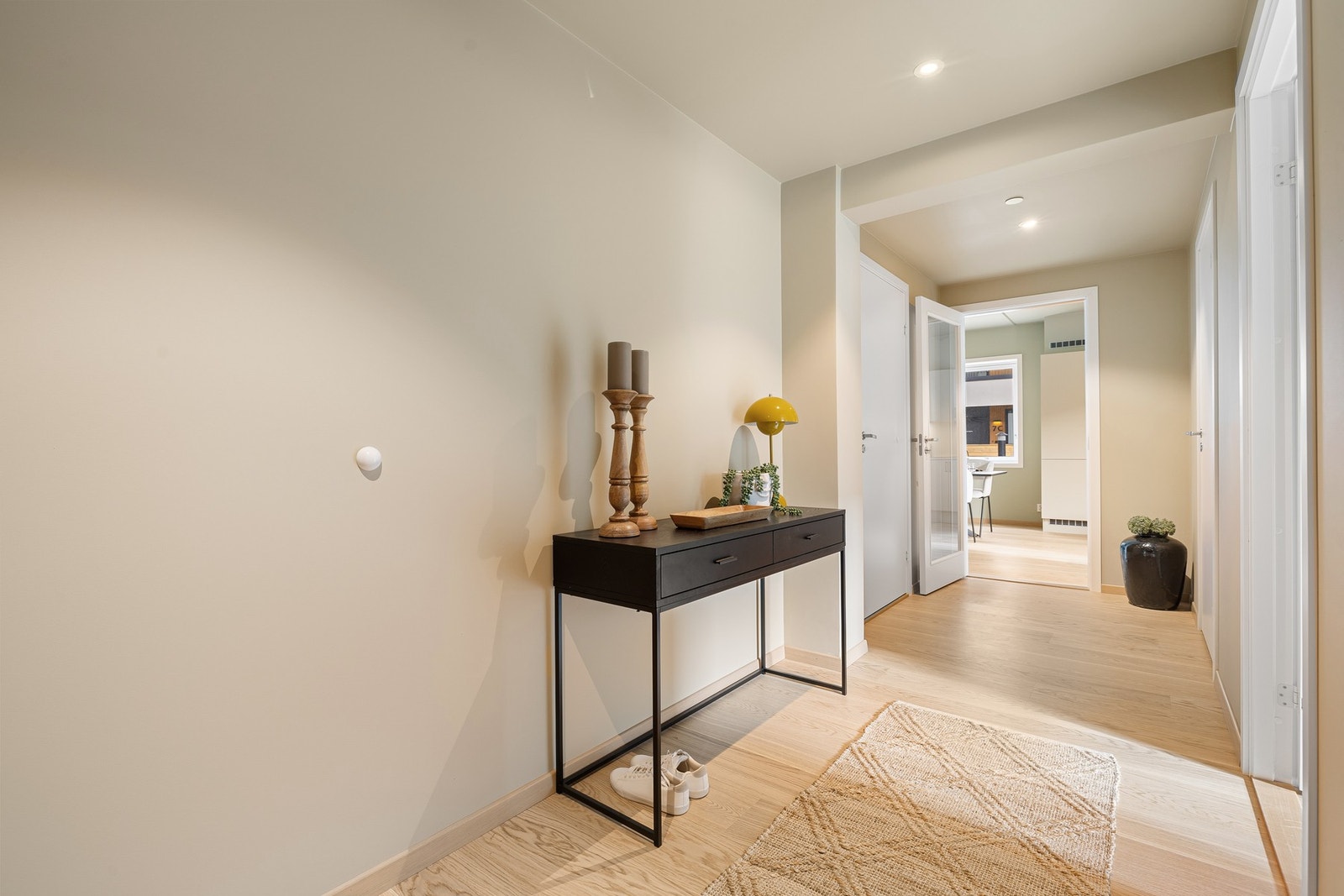 Romslig entré med flotte downlights i taket. Galleribilde