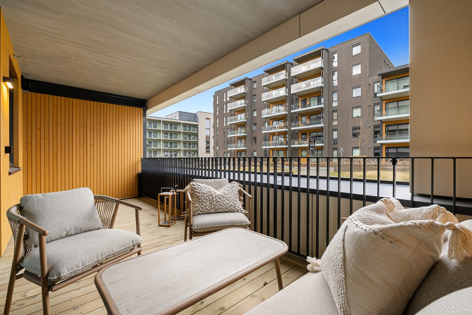 I forlengelse av stuen har du leilighetens flotte balkong på hele 15 kvm (!) Galleribilde